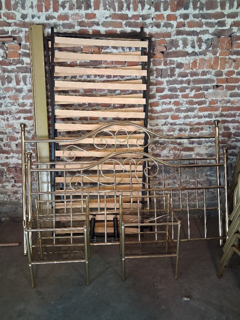 Lit kingsize avec sommiers et 2 tables de nuit, Maison & Meubles, Enlèvement, Utilisé, Doré