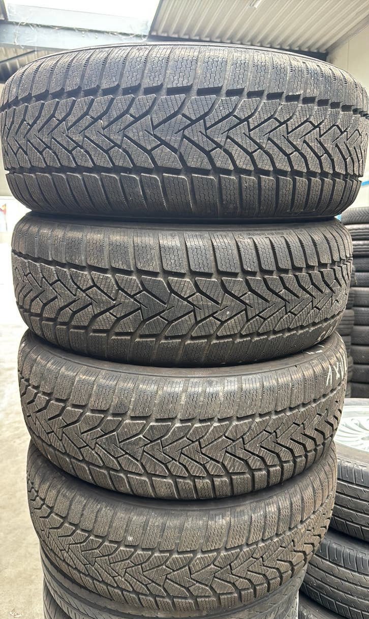 2155517 215/55/17 215/55R17 winterbanden merk Uniroyal, Ophalen