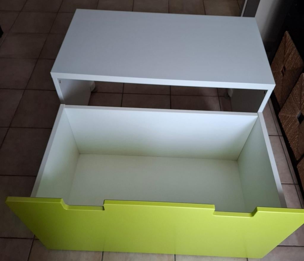 Bank met verrijdbare schuif, Huis en Inrichting, Ophalen, Zo goed als nieuw, Ikea smastad 90x50x48 wit met groene verrijdbare lade