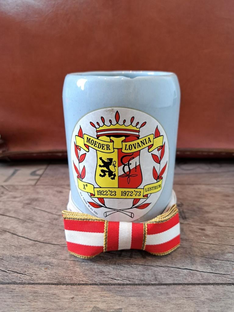 Bierkruik en strikje Moeder Lovania, Antiek en Kunst, Antiek | Keramiek en Aardewerk, Ophalen of Verzenden
