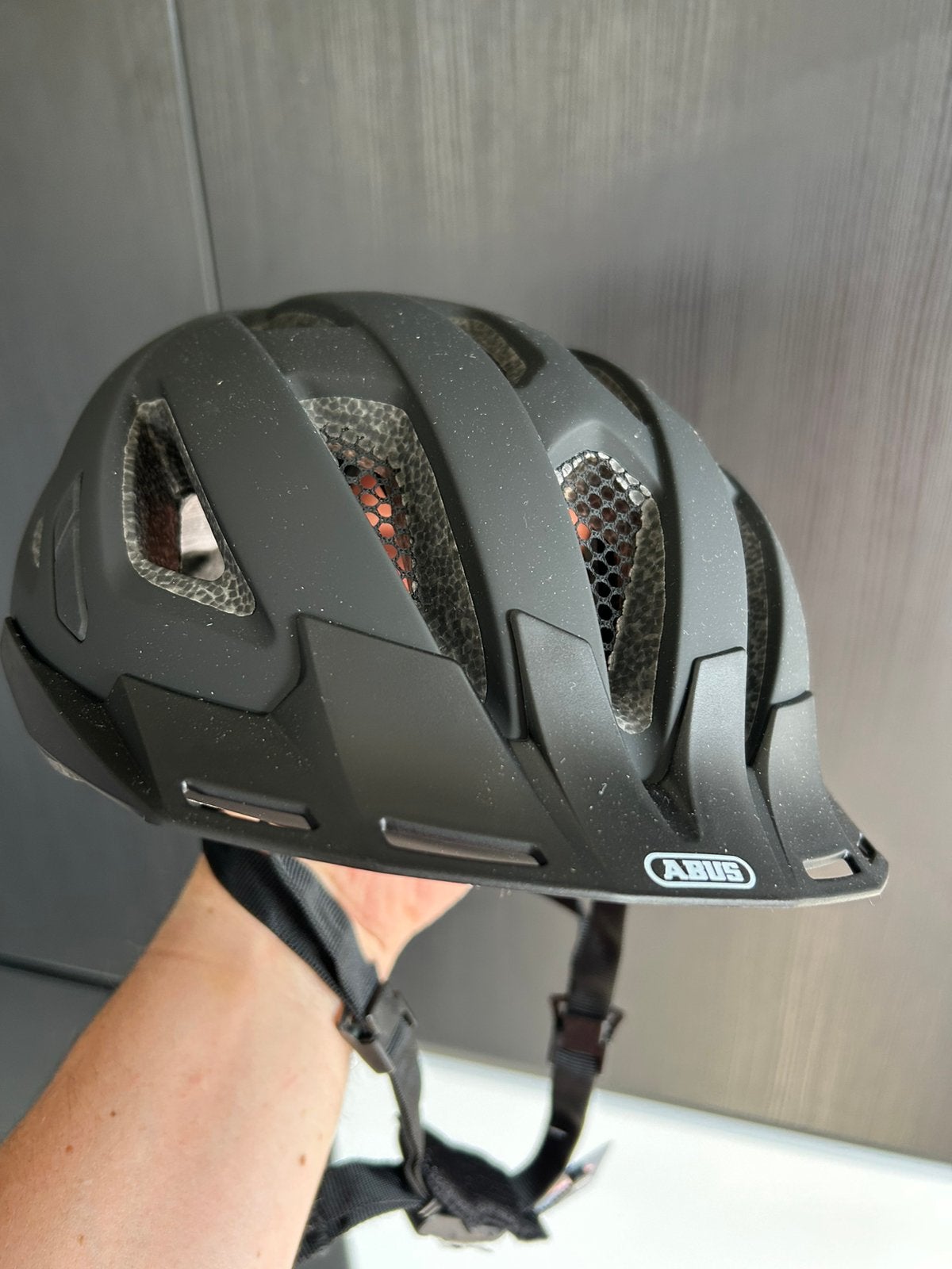 Nieuwe fietshelm Abus maat L met rood licht, Ophalen, Nieuw, L