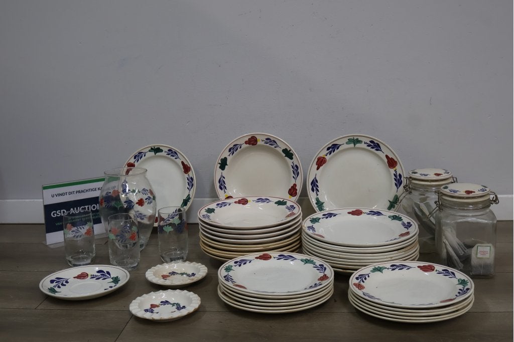Boerenbont servies met borden, glazen en voorraadpotten