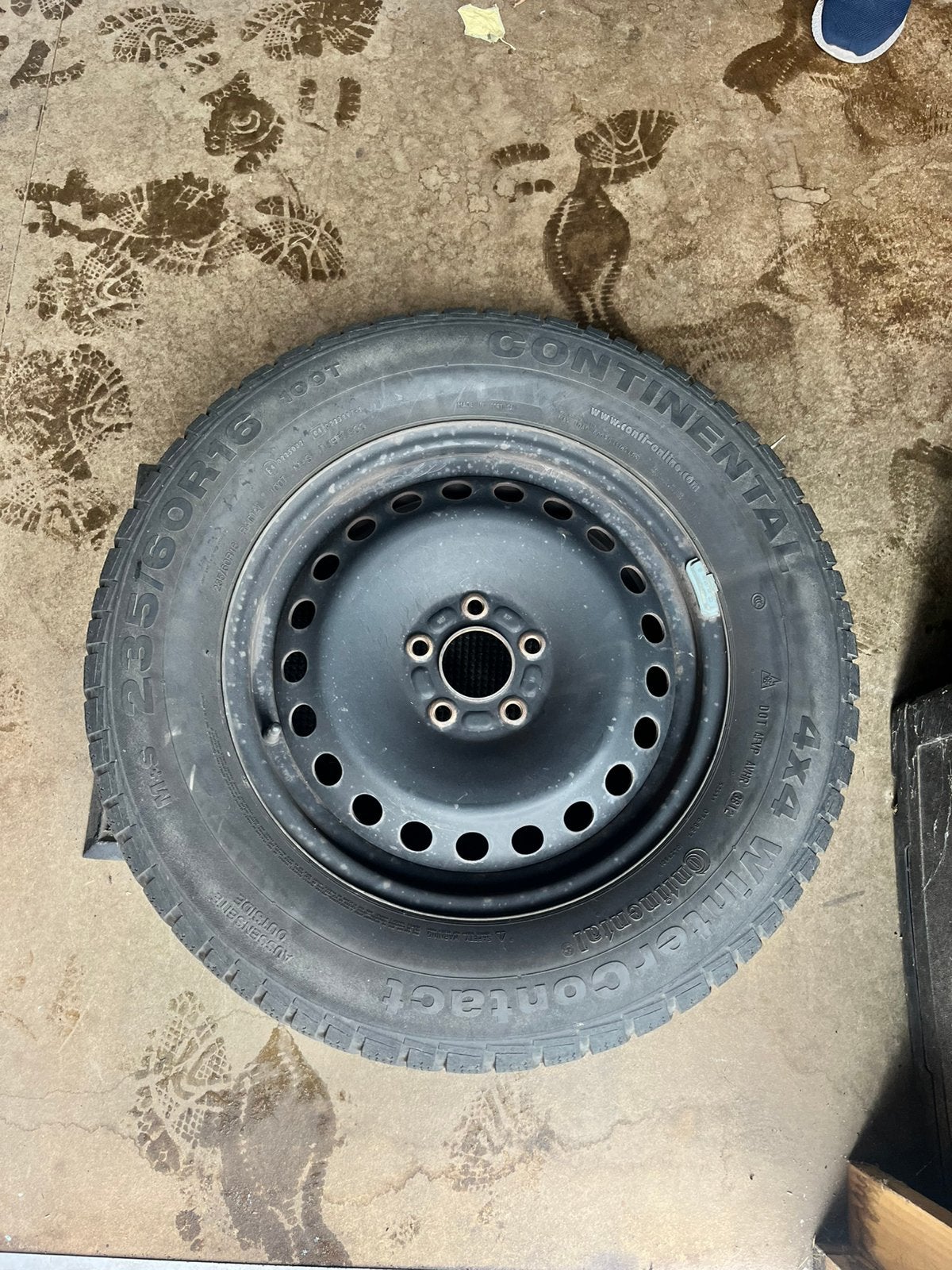 4x Ford Kuga Continental winterbanden 235/60 R16 op velgen, Autos : Pièces & Accessoires, Pneus et Jantes, Pneus hiver, 16 pouces