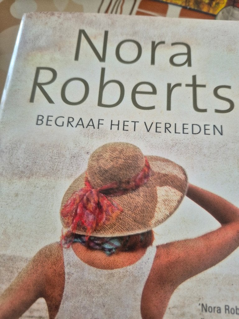 Nora Roberts - Begraaf het verleden, Ophalen of Verzenden, Gelezen