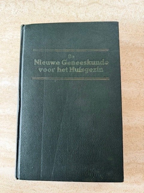 Retro boek "De Nieuwe Geneeskunde voor het Huisgezin", Ophalen of Verzenden, Alpha, Zo goed als nieuw, Niet van toepassing