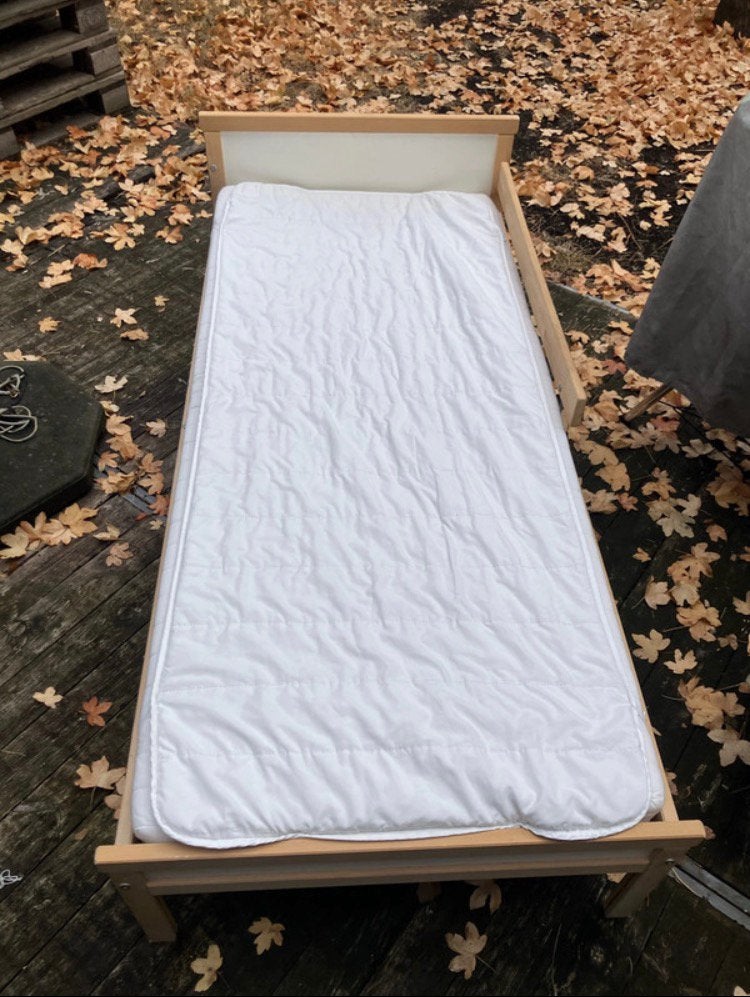 Peuterbed met lattenbodem en matras 70x160 - IKEA SNIGLAR, Kinderen en Baby's, Kinderkamer | Bedden, Ophalen of Verzenden, Zo goed als nieuw