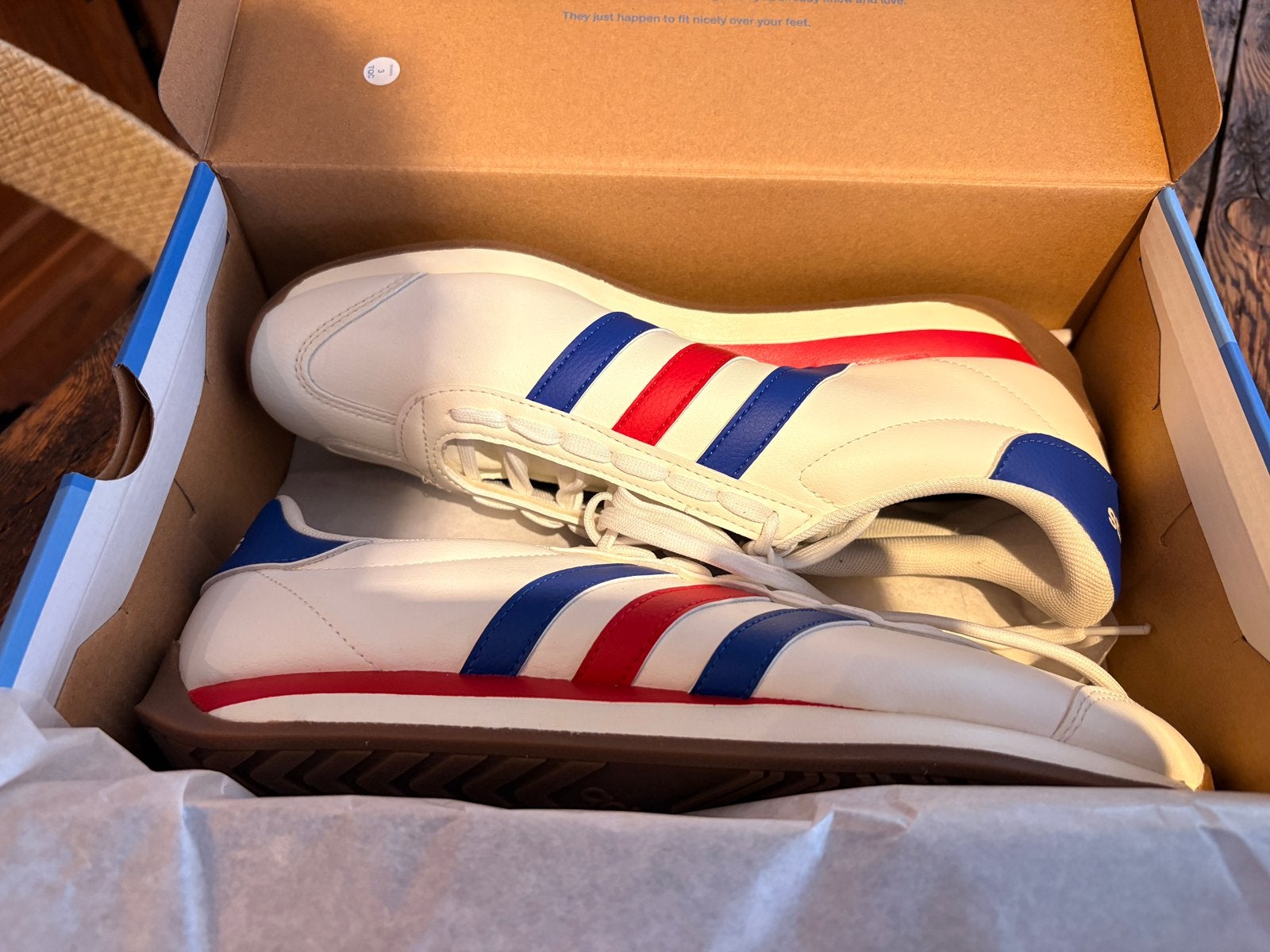 Addidas neuves 43, Neuf, Enlèvement ou Envoi, Blanc, Baskets