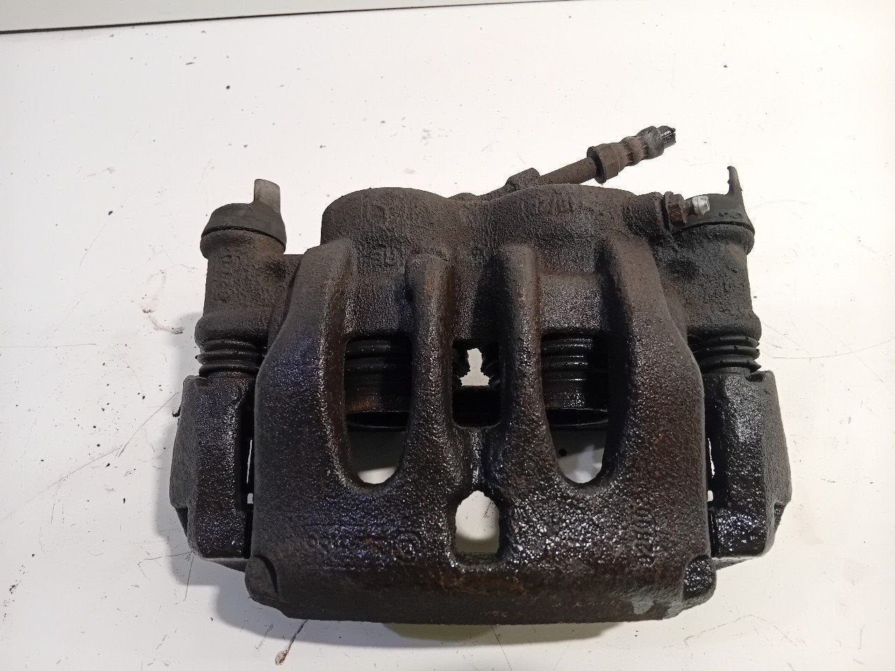 Remklauw rechts voor Mercedes-Benz Vito, Onderdelen@venauto.nl, Van der Ven Autorecycling B.V., Gebruikt, Ettenseweg 76, 4706 PB Roosendaal, The Netherlands