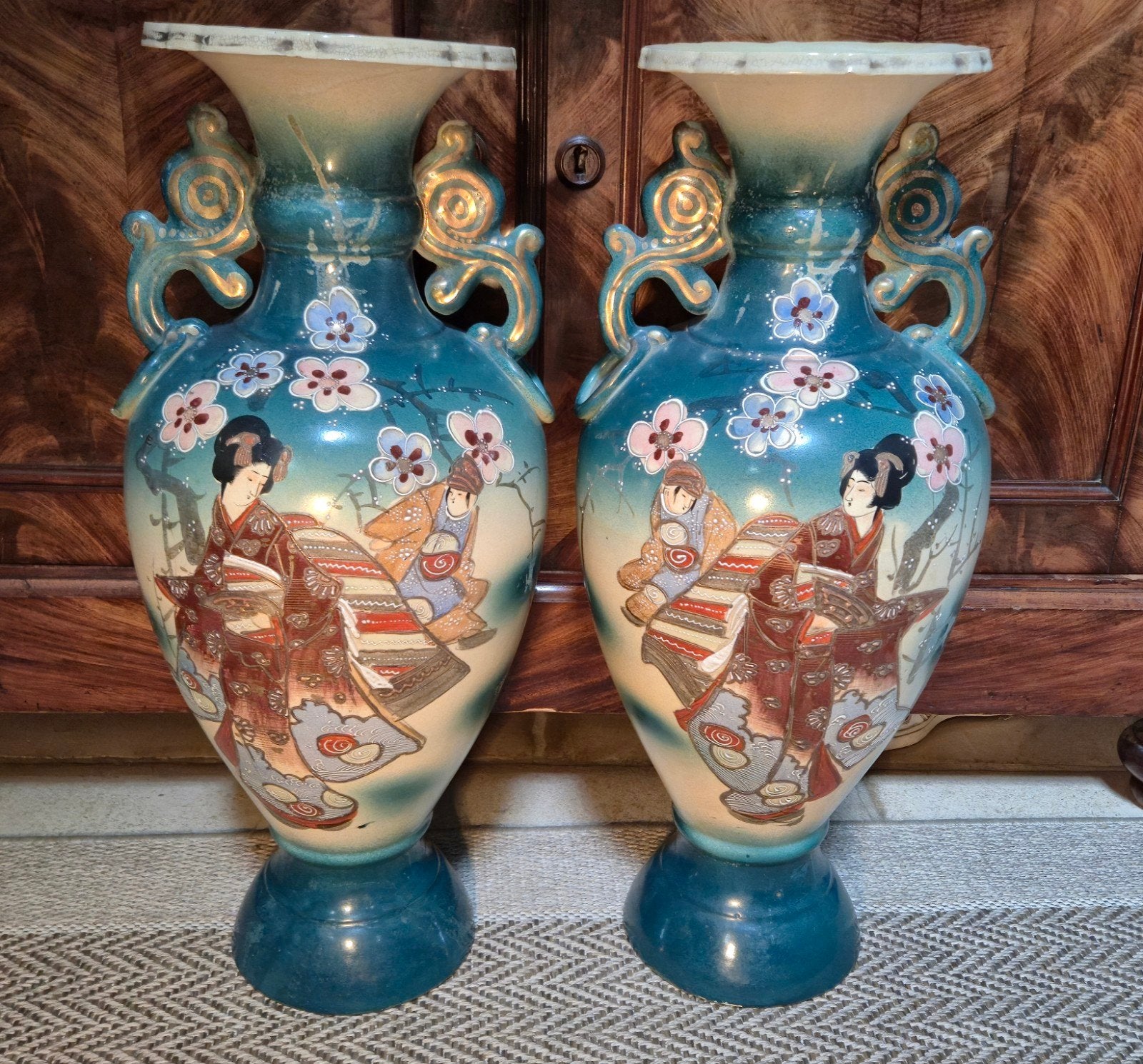 2 Chinese beschilderde vazen met 2 soorten tekeningen, Antiek en Kunst, Ophalen