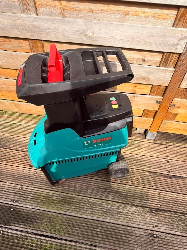 Bosch AXT 25 D fluisterhakselaar – 2500W – goede staat, Ophalen, Gebruikt, Elektrisch, Met opvangbak