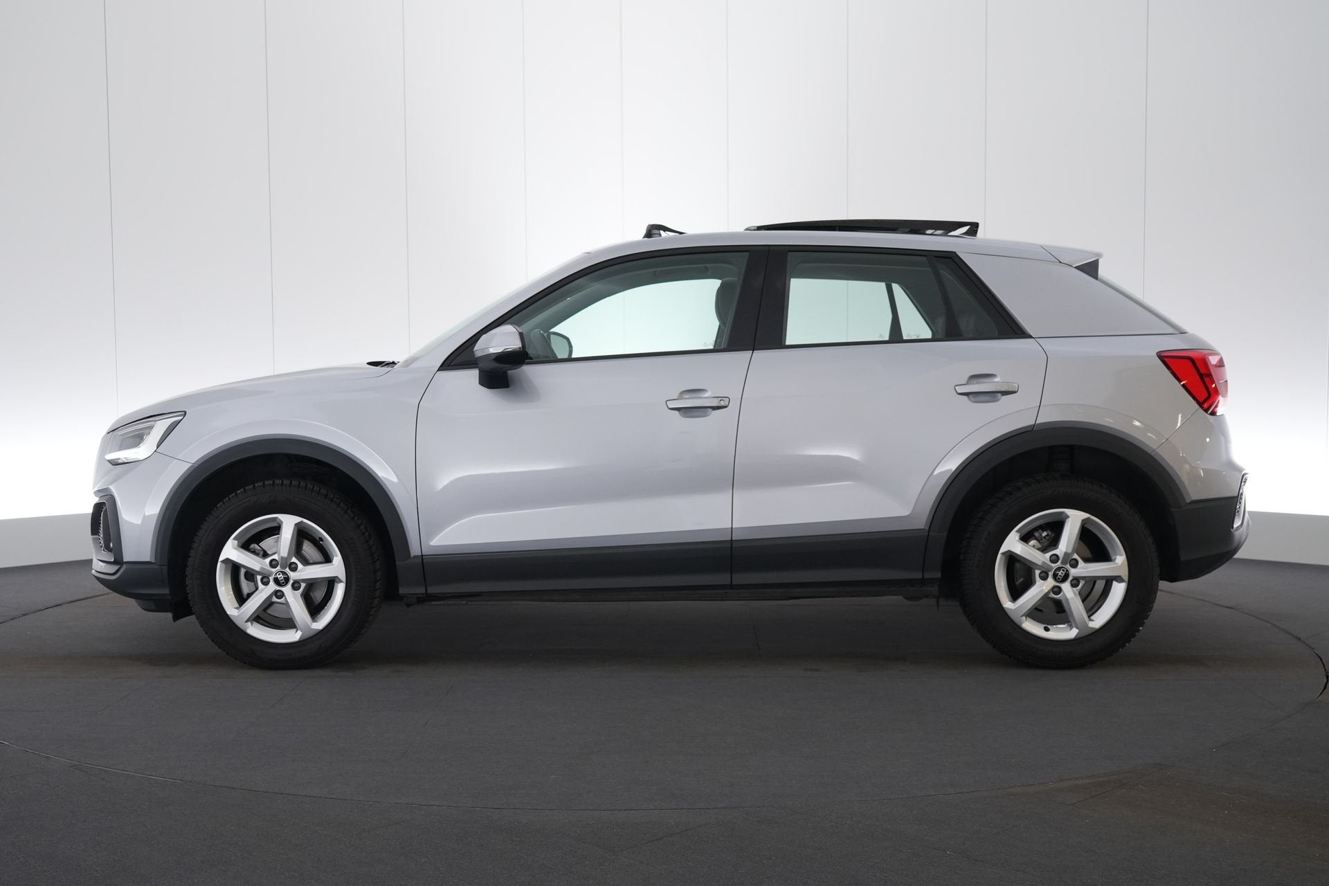 (2BSB155) AUDI Q2, Bedrijf, 5 zetels, 5 deurs, Startonderbreker