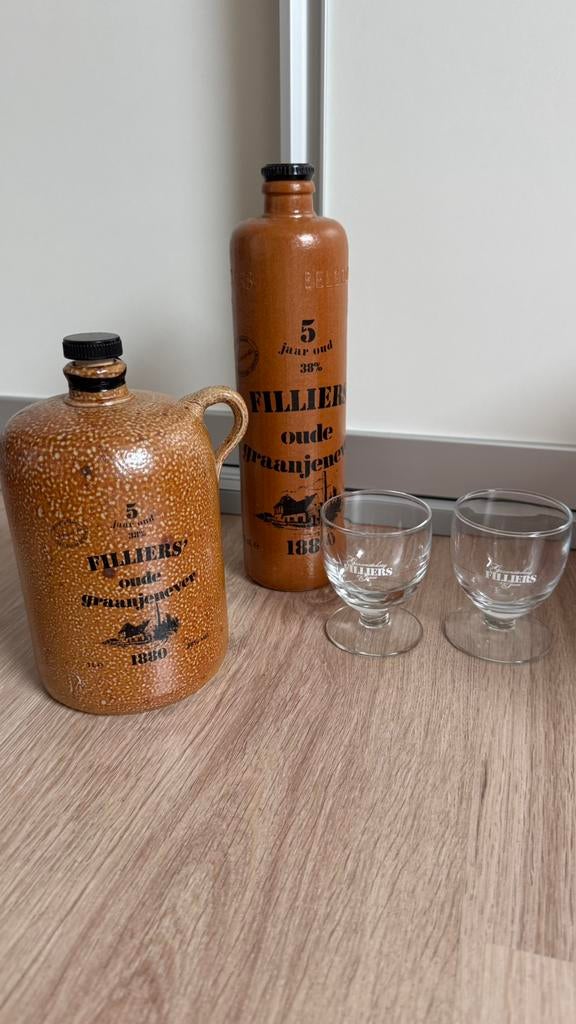 Filliers oude graanjenever . 2 flessen en 2 glaasjes ., Enlèvement