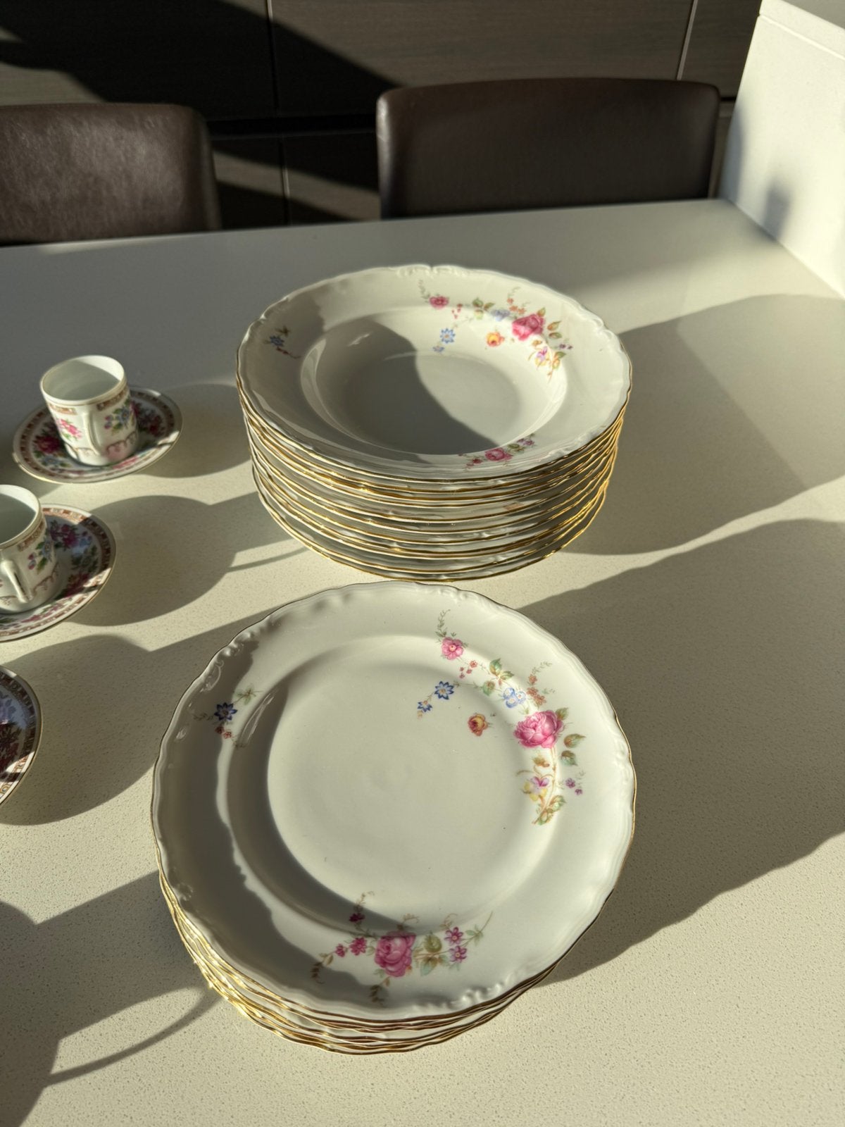 Vaisselle vintage en porcelaine avec fleurs et bordure dorée, Antiquités & Art, Enlèvement