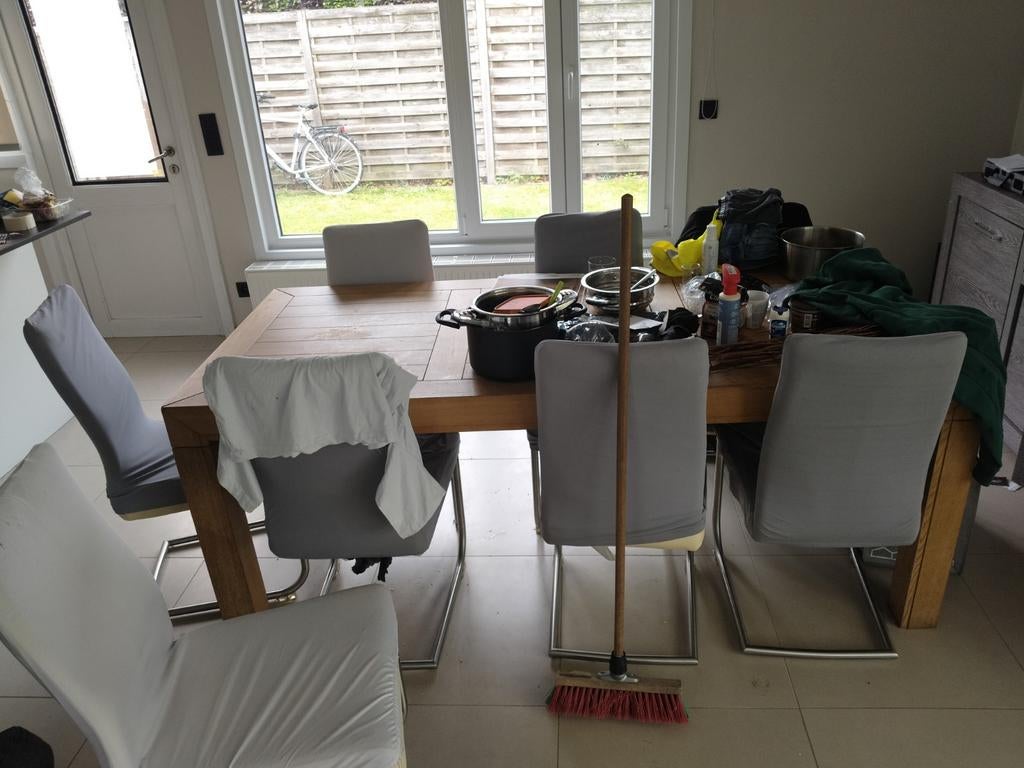 Tafel met/of 8 stoelen, nog tot 17 mei, Ophalen