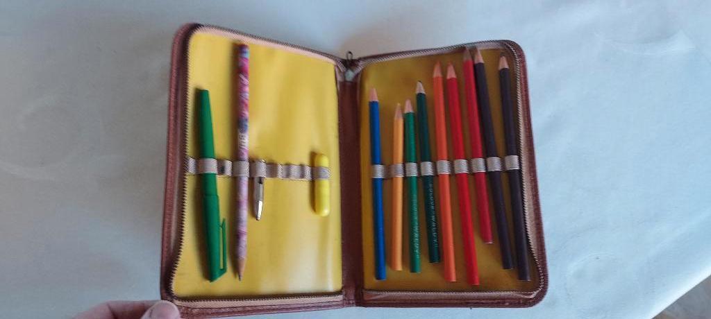 oude pennendoos met kleurpotloden en inktpennen, Antiek en Kunst, Verzenden
