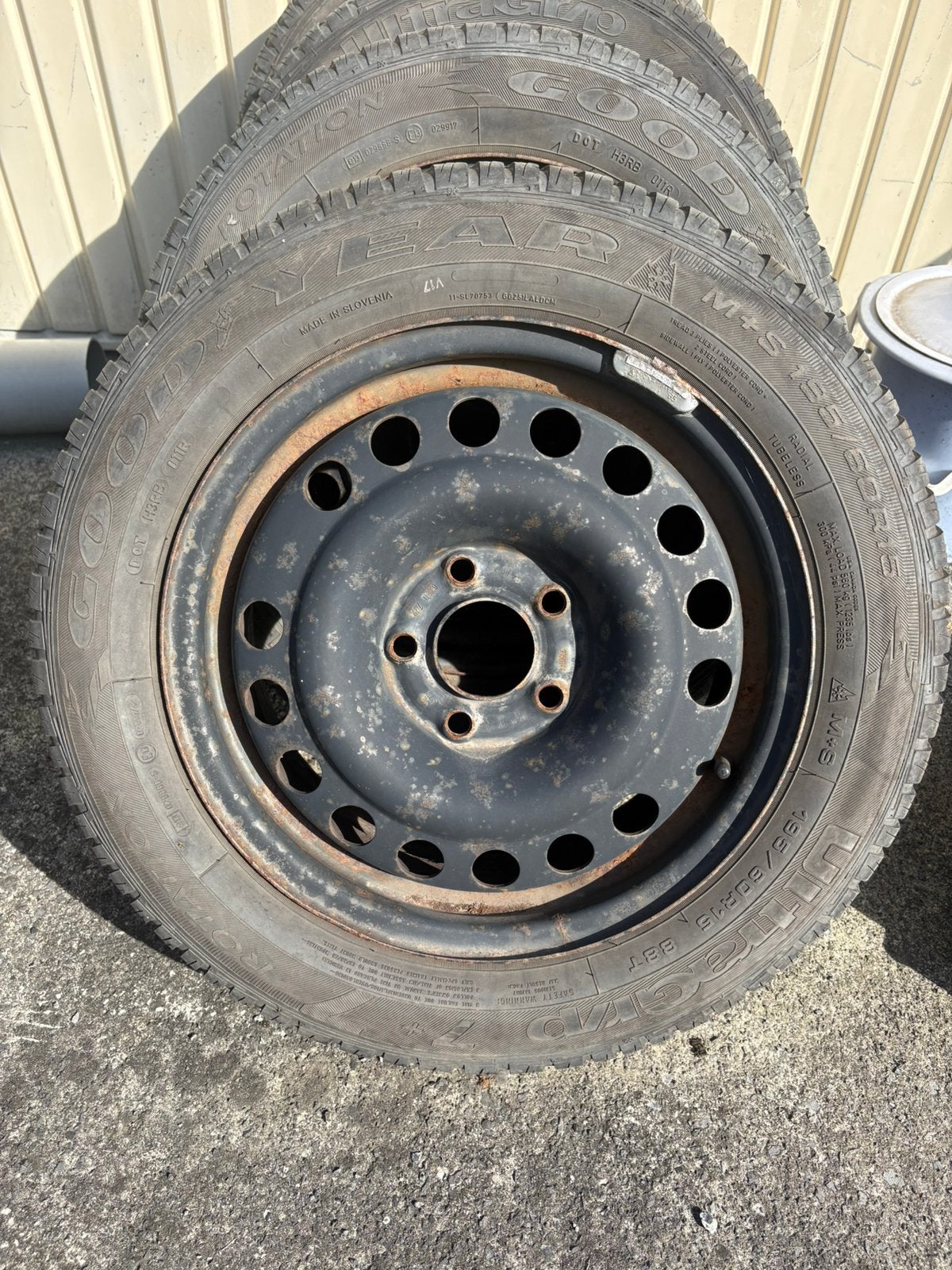 À vendre : 4 pneus hiver GoodyearUltraGrip avec jantes acier, Enlèvement, Comme neuf