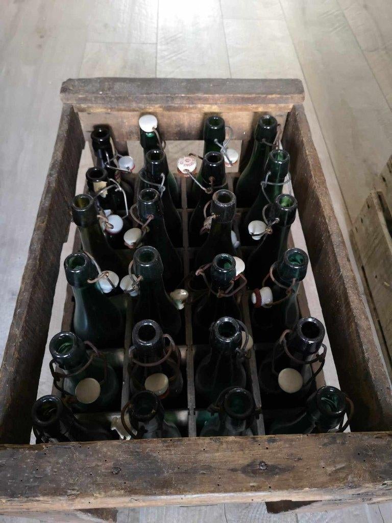 Oude bierbak met bierflesjes, Verzamelen, Ophalen, Flesje(s)