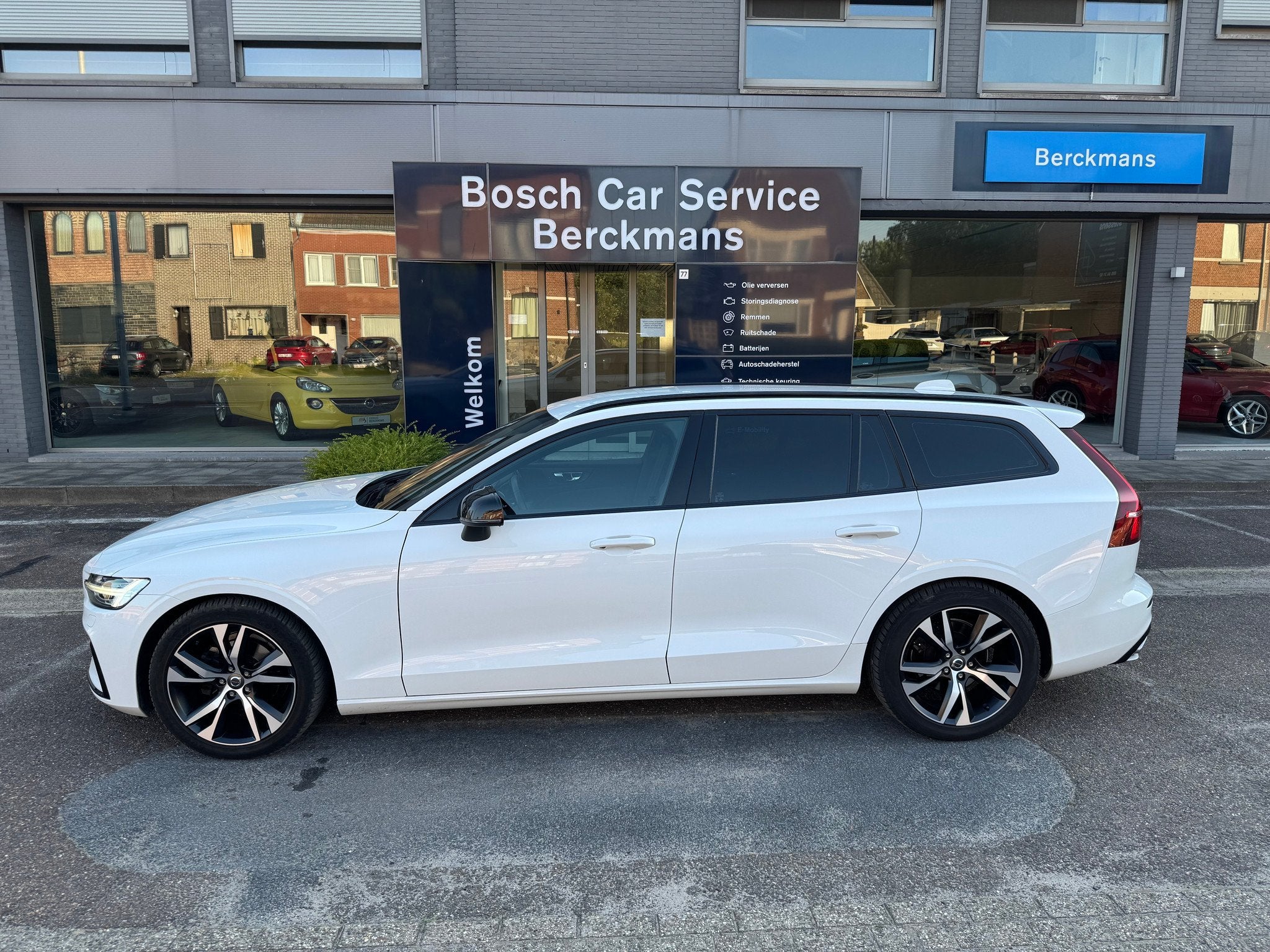 Volvo V60 2.0 Benzine B4 R-Design met vele opties, 197 pk, 145 kW, Gebruikt, 4 cilinders