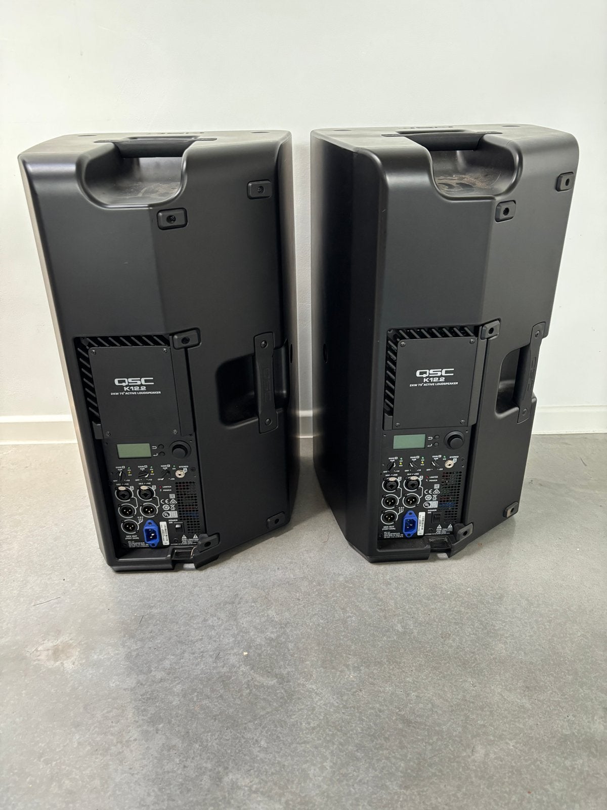 Twee QSC K12.2 speakers + draagtas + statieven, TV, Hi-fi & Vidéo, Enlèvement, Utilisé