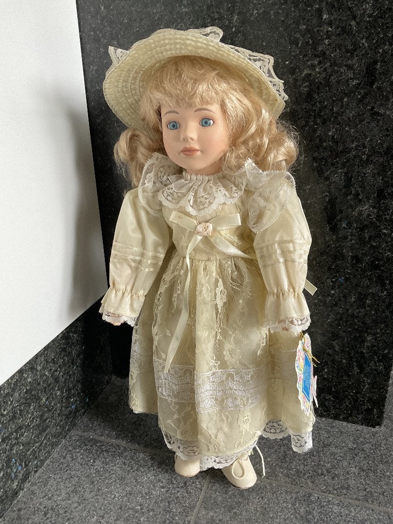 Porselein pop Dolls, Verzamelen, Poppen, Ophalen of Verzenden, Zo goed als nieuw, Pop