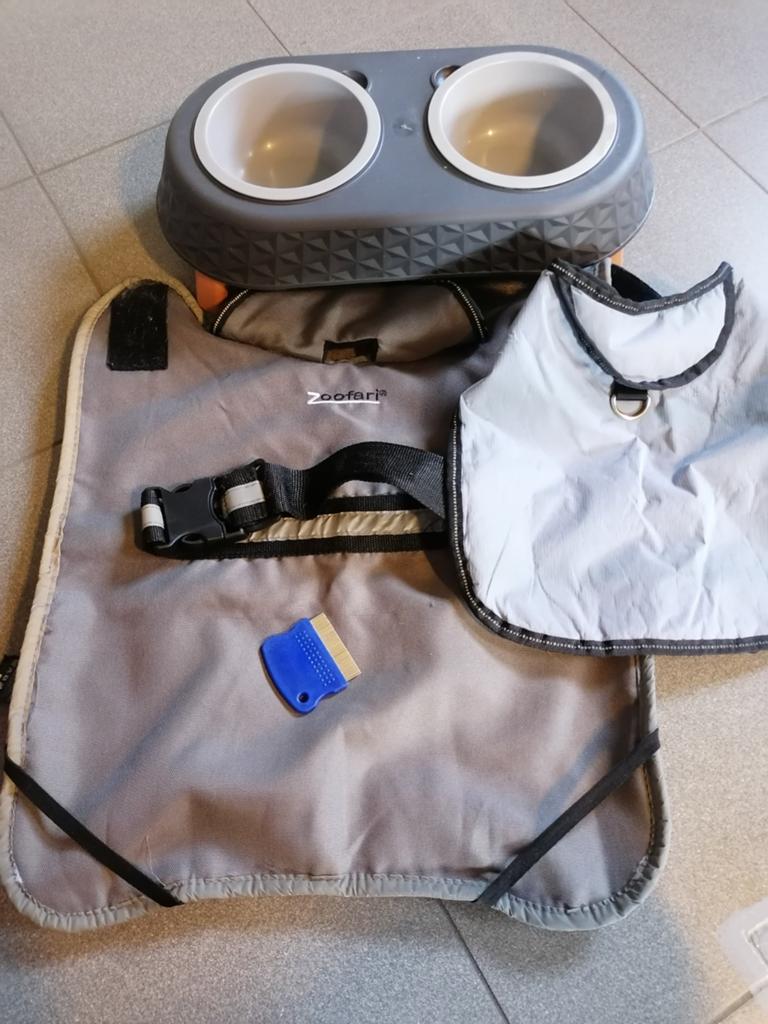 Hondenjasjes + verhoogd drink/eetbakje, Dieren en Toebehoren, Hondenkleding, Ophalen, Gebruikt