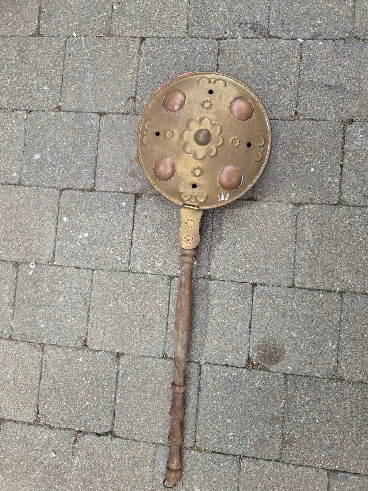Antieke Messing Beddenpan met Gedraaide Houten Steel – Bedve, Ophalen