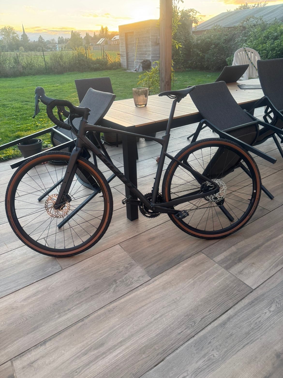 Grote zwarte fiets met racestuur met schijfremmen, Ophalen, Schijfrem