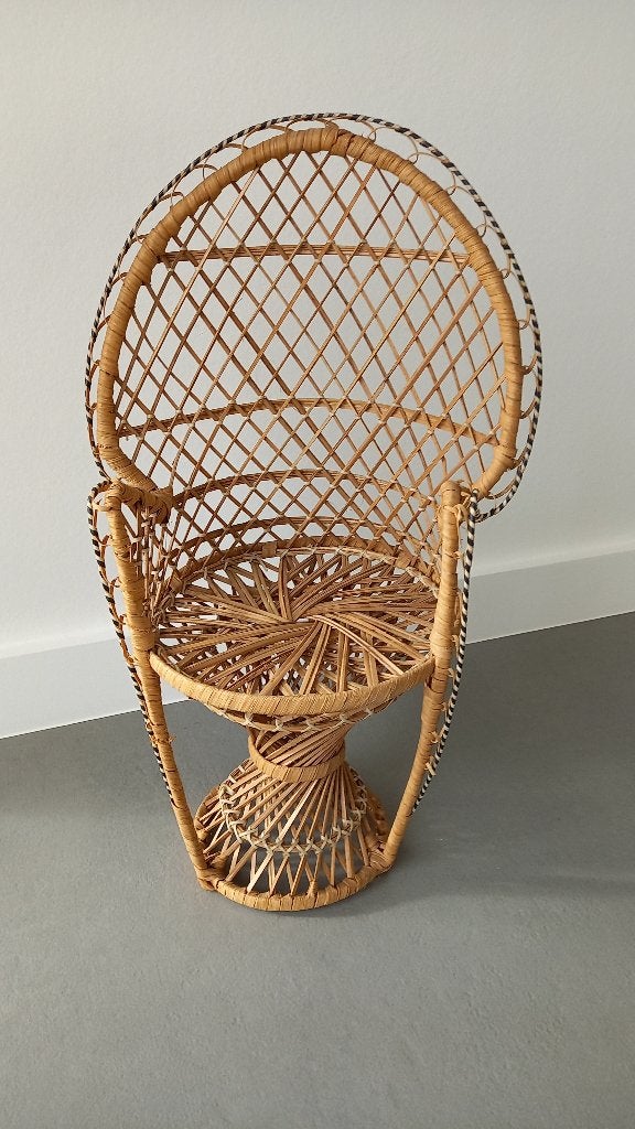 Rotan pauwenzeteltje voor (sier-)popje, Ophalen of Verzenden, Gebruikt, Pop