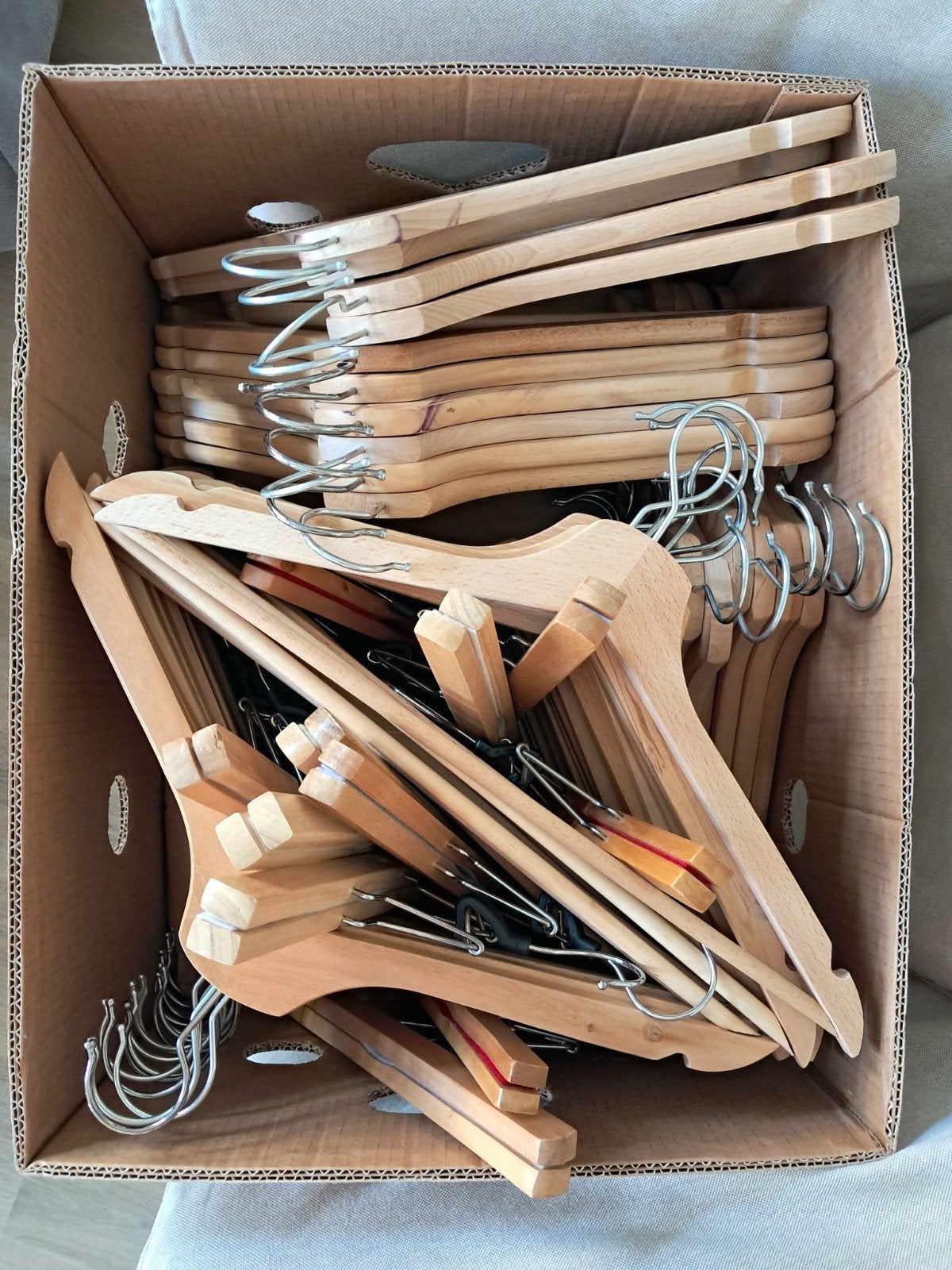 Cintres en bois IKEA - 50cts/piece - 2 sortes - Déménagement, Enlèvement, Bois