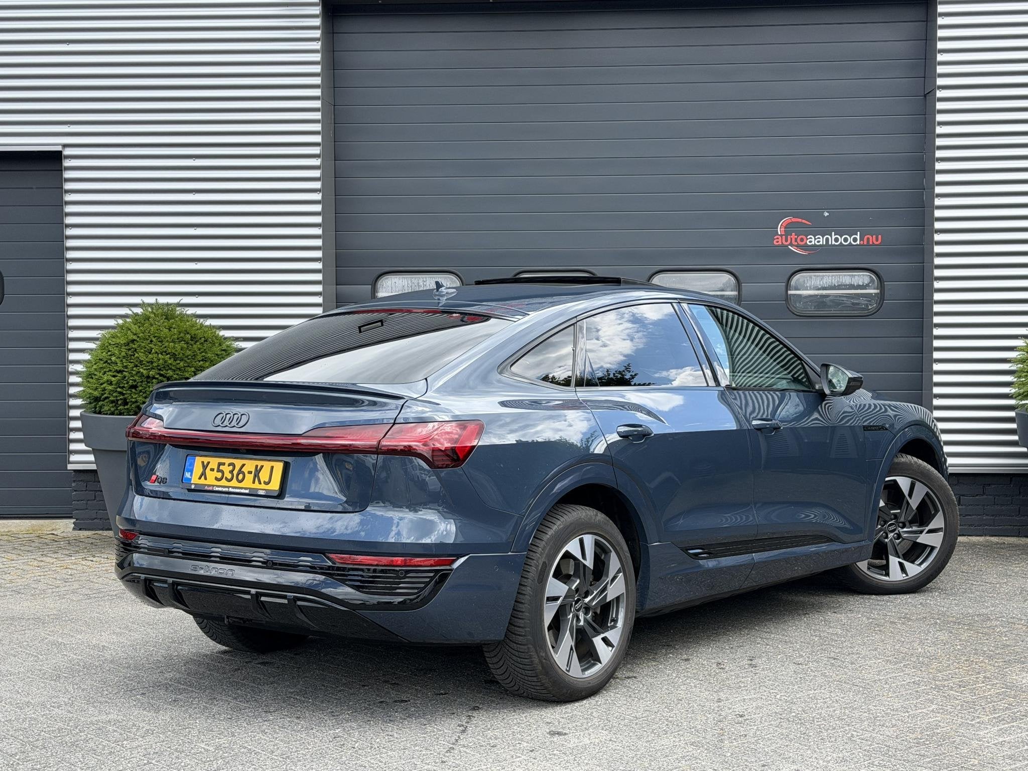 Audi Q8 Sportback e-tron 55 quattro S Edition Competition 11, Auto's, Audi, Automaat, Zwart, Automatische klimaatregeling, Blauw