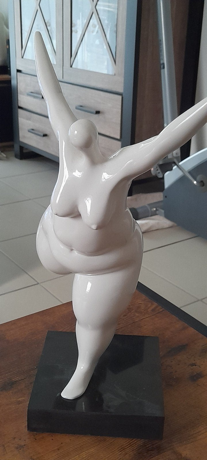 Belle statue moderne Femme Nue sur socle
style moderne, Enlèvement ou Envoi