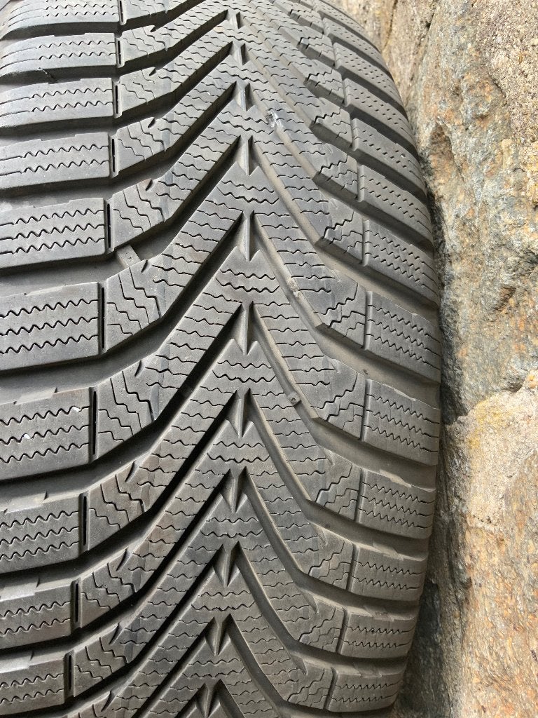 4 pneus d'hiver sur jantes en aluminium 205 60 R16, Pneus et Jantes, Pneus hiver, 16 pouces, Véhicule de tourisme