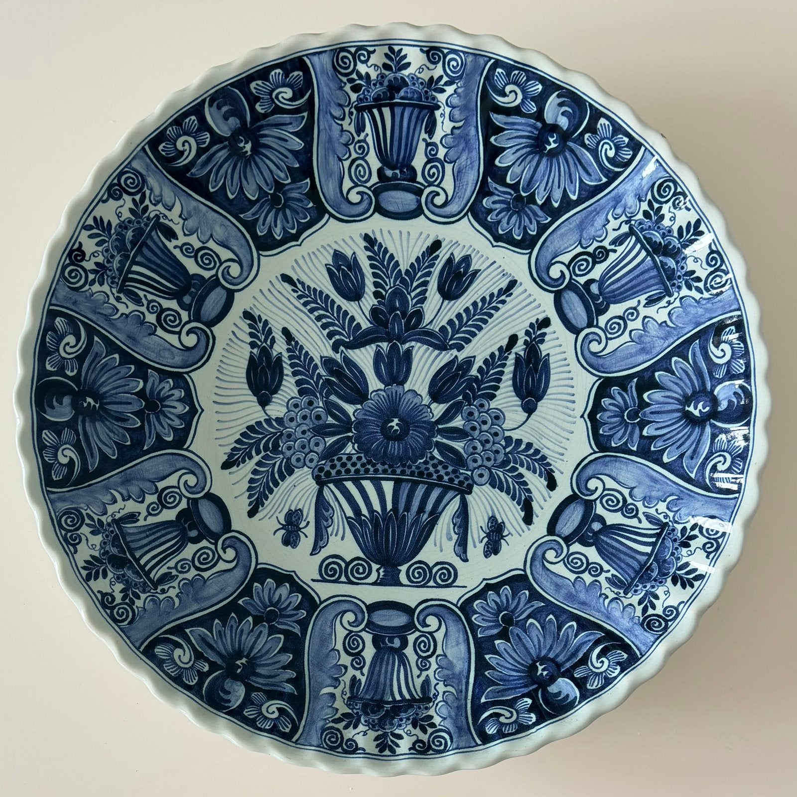 Grote handbeschilderde Delftse schaal / wandbord – 37 cm, Ophalen