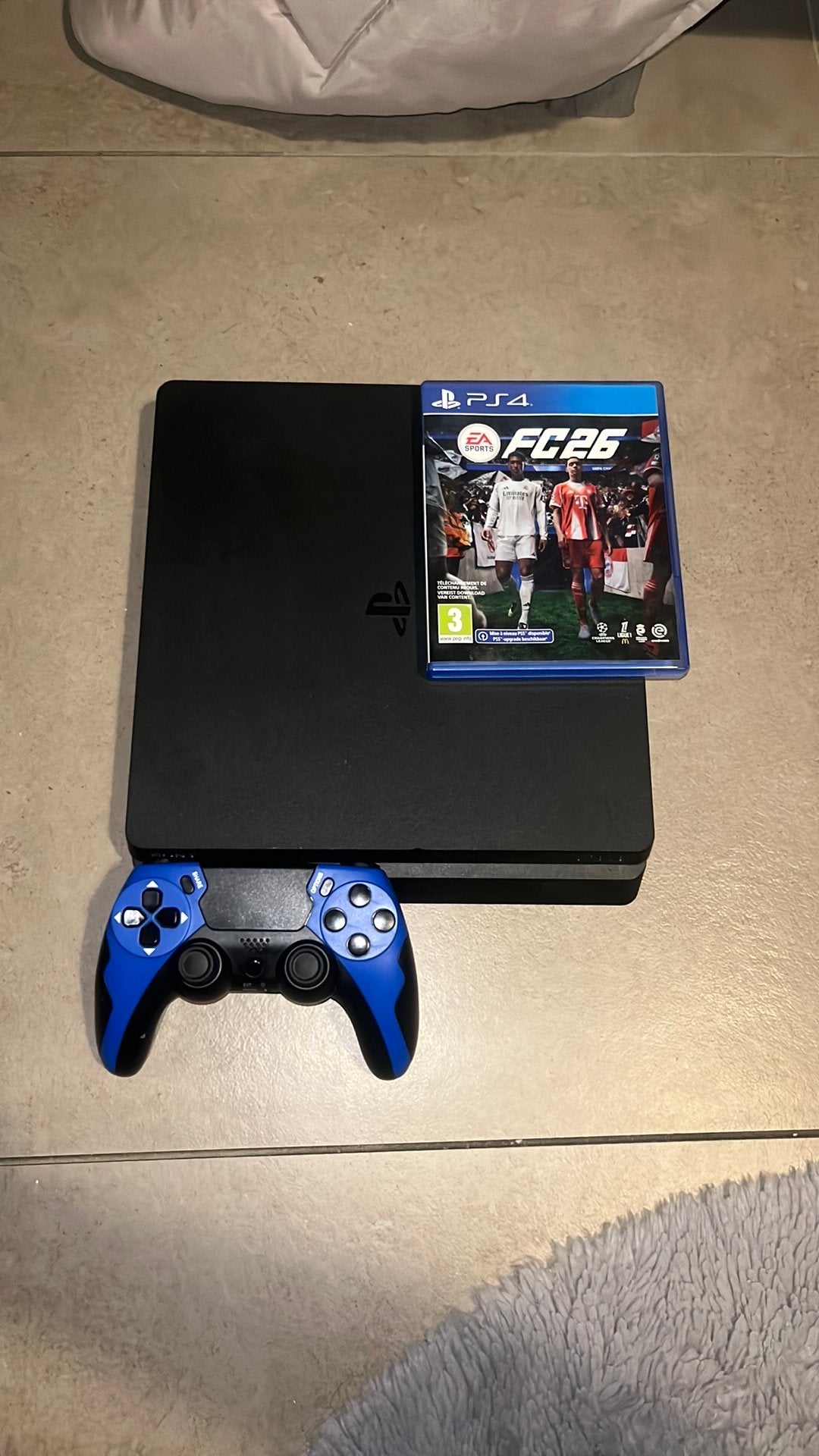 Ps4 met controller, lader en fc 26, Consoles de jeu & Jeux vidéo, Consoles de jeu | Sony PlayStation 4, Enlèvement ou Envoi, Comme neuf