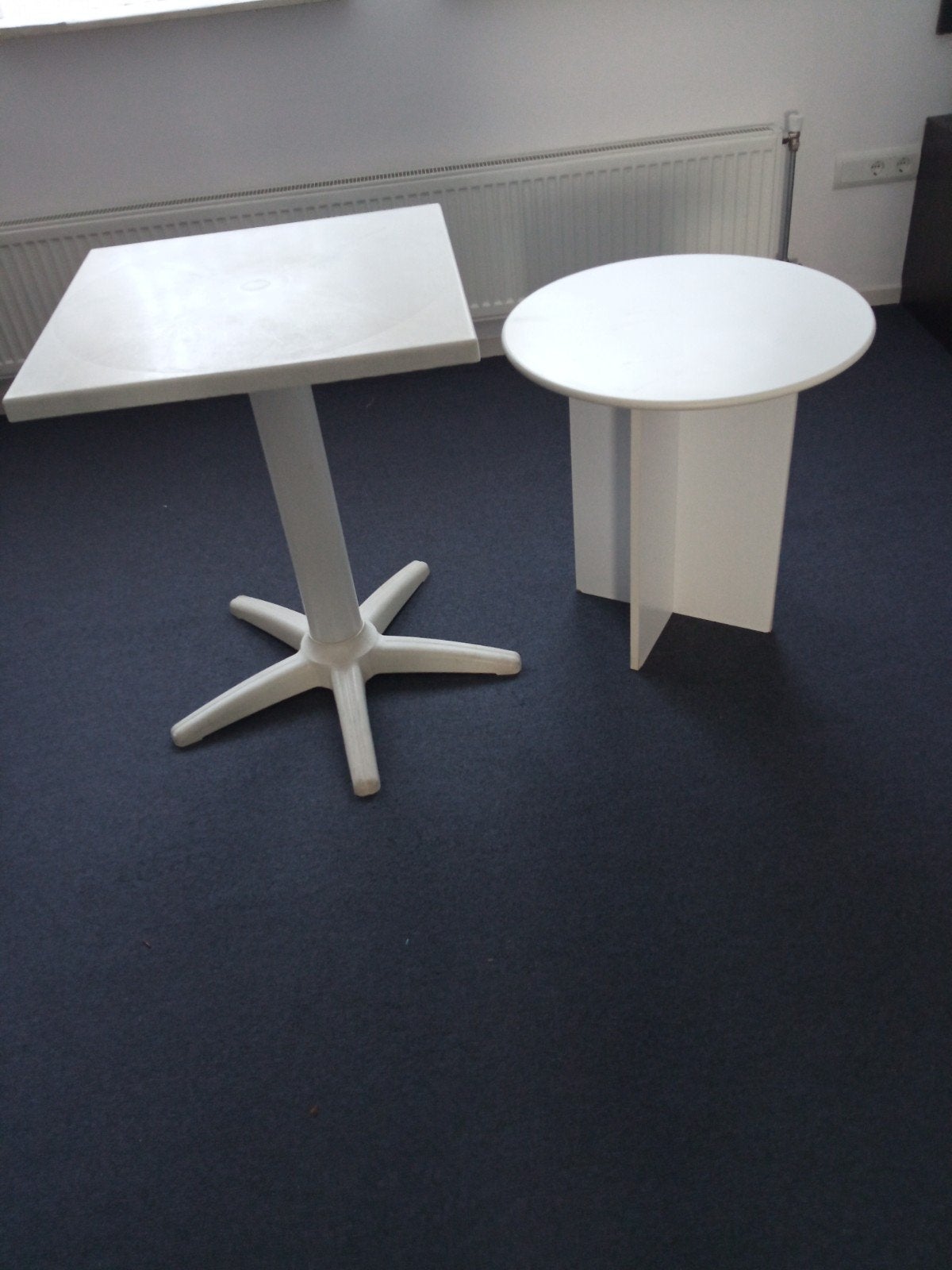 2x bijzettafels kunststof en hout, Ophalen