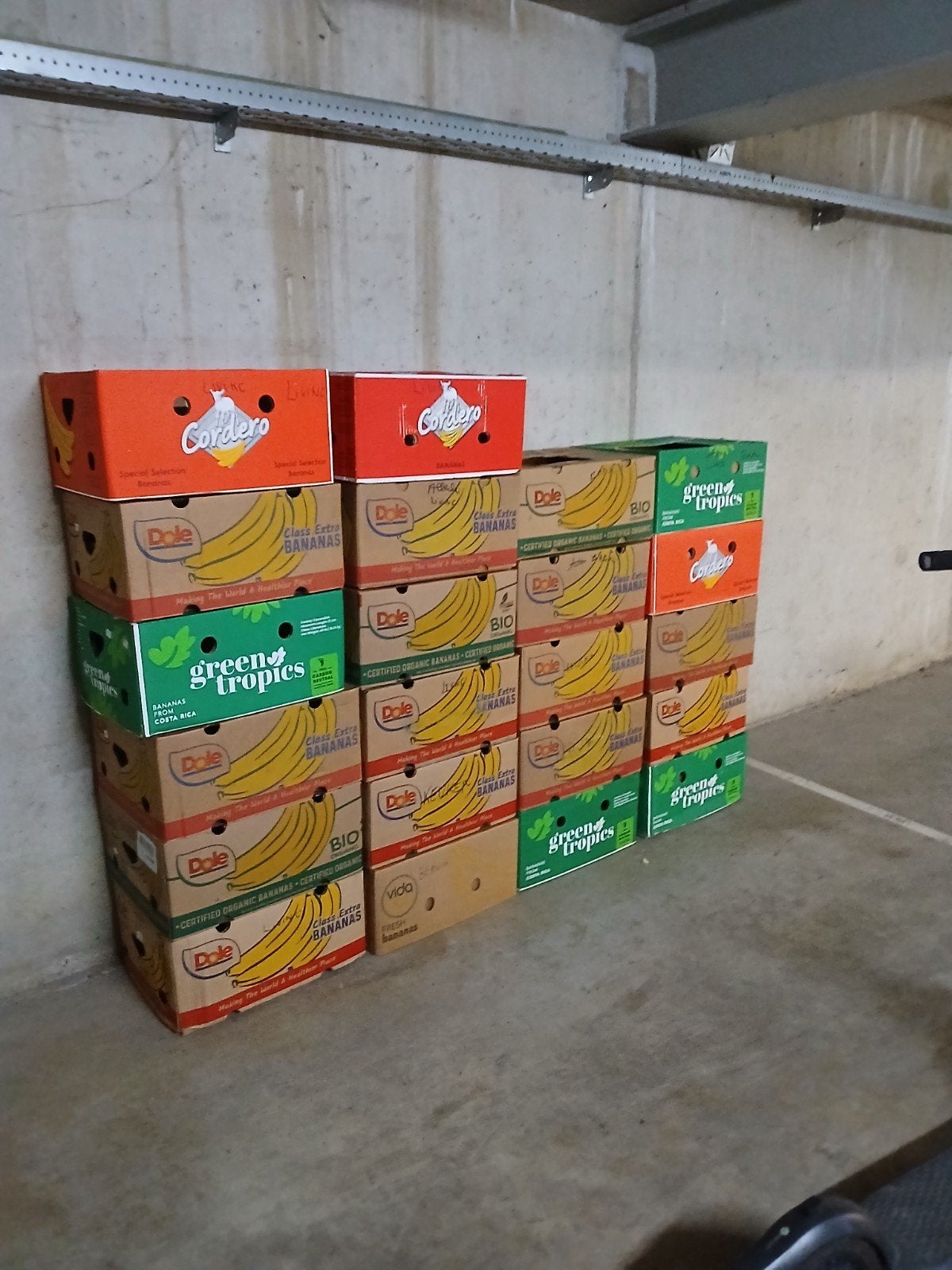 Bananendozen te Geel te koop., Ophalen