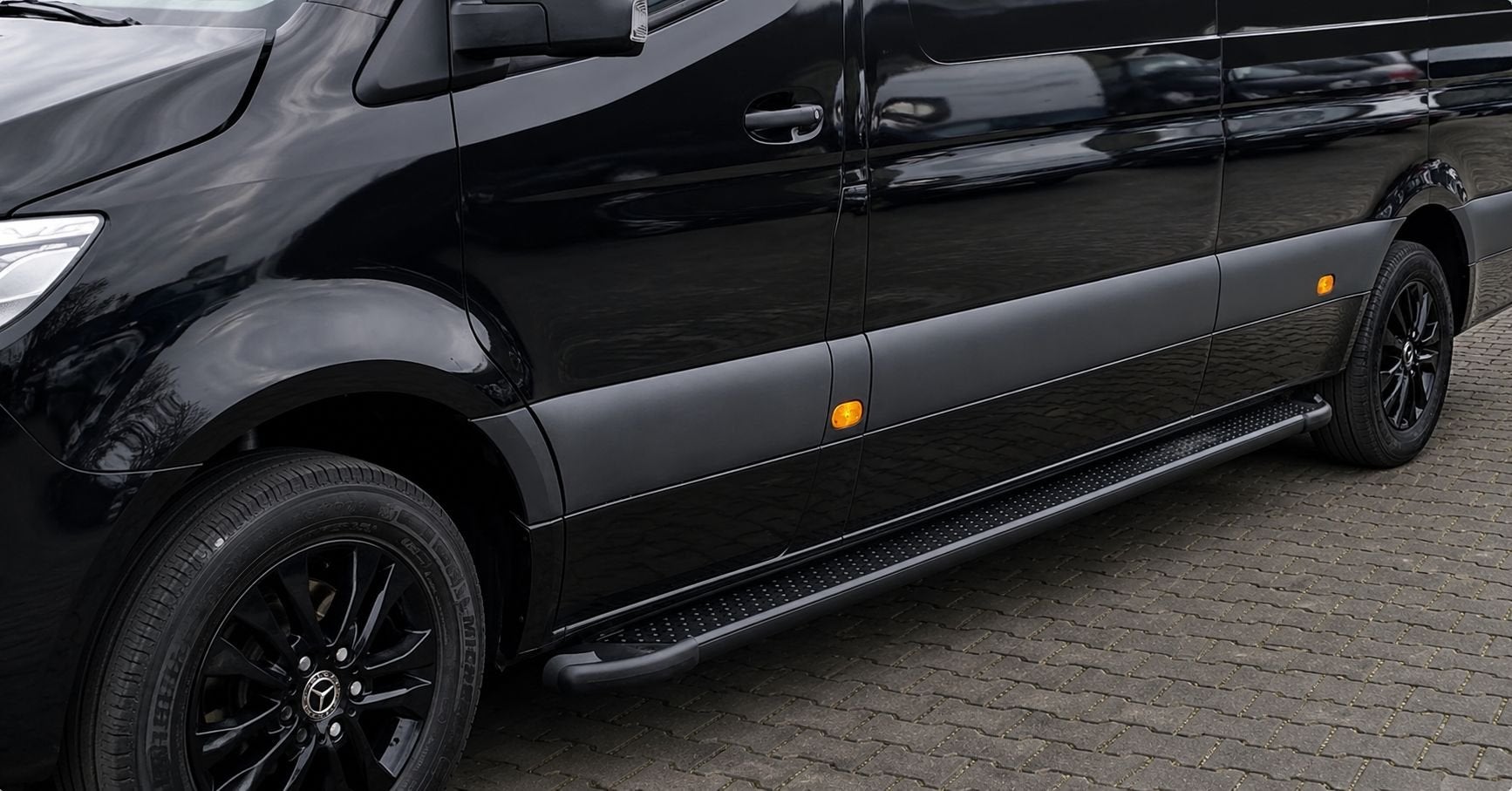 Mercedes Sprinter W907 Treeplanken Sidesteps Mat zwart