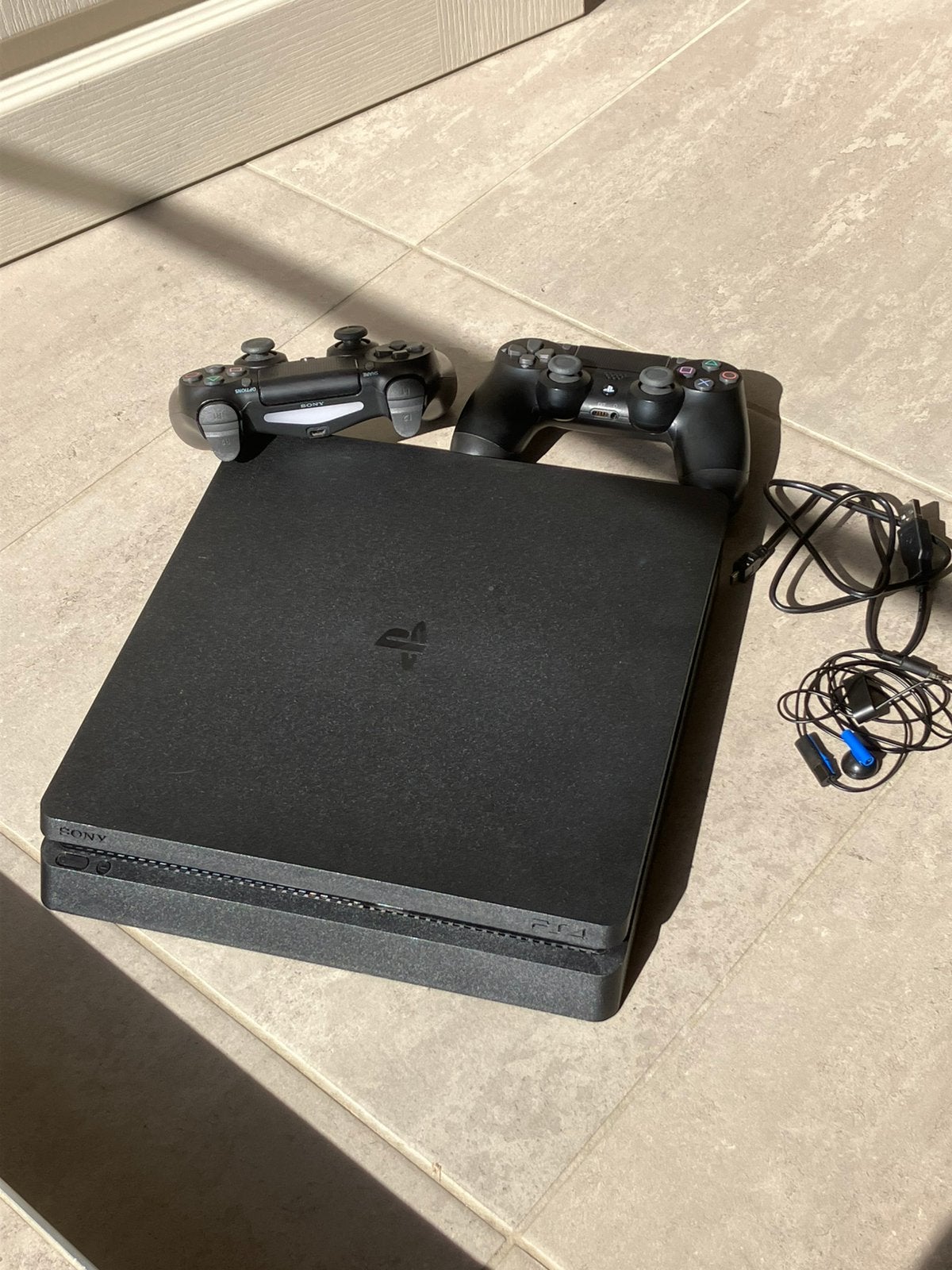 PS4 slim console met 2 controllers, Enlèvement ou Envoi, Comme neuf, Avec 2 manettes, Slim