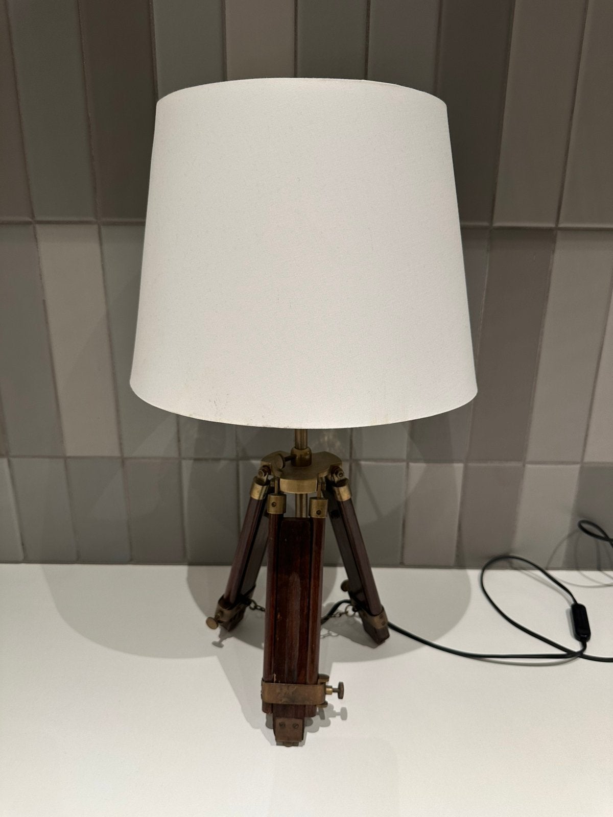 Lampe de table tripode vintage - bois et laiton - nautique, Maison & Meubles, Enlèvement ou Envoi, Comme neuf, Bois, Vintage