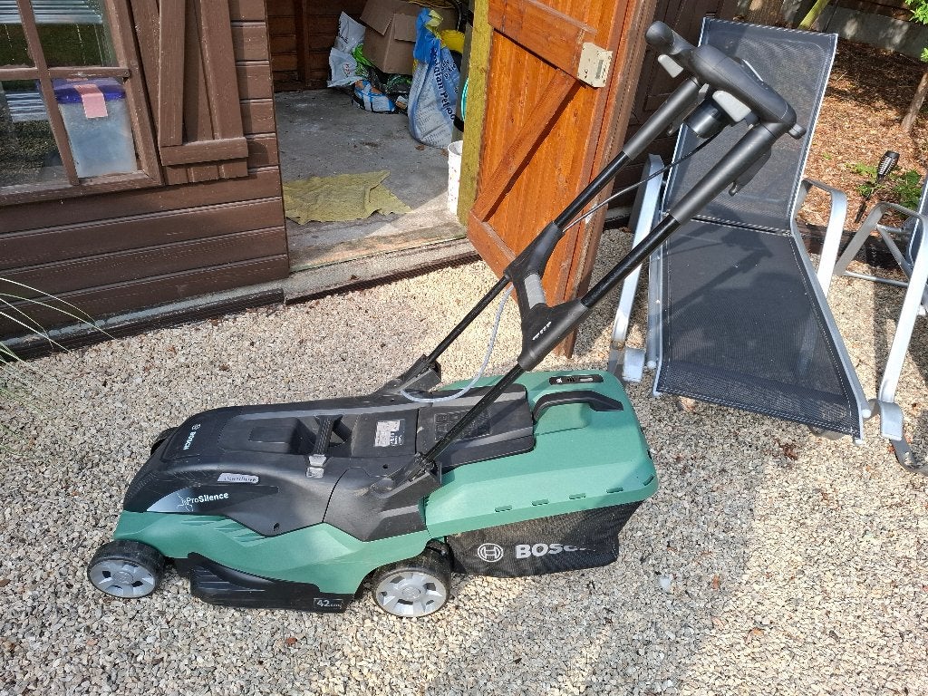 Grasmaaier 2jaar oud Bosch  Advanced Rotak 690 ., Tuin en Terras, Grasmaaiers, Ophalen, Cirkelmaaier, Elektrische grasmaaier, Zo goed als nieuw