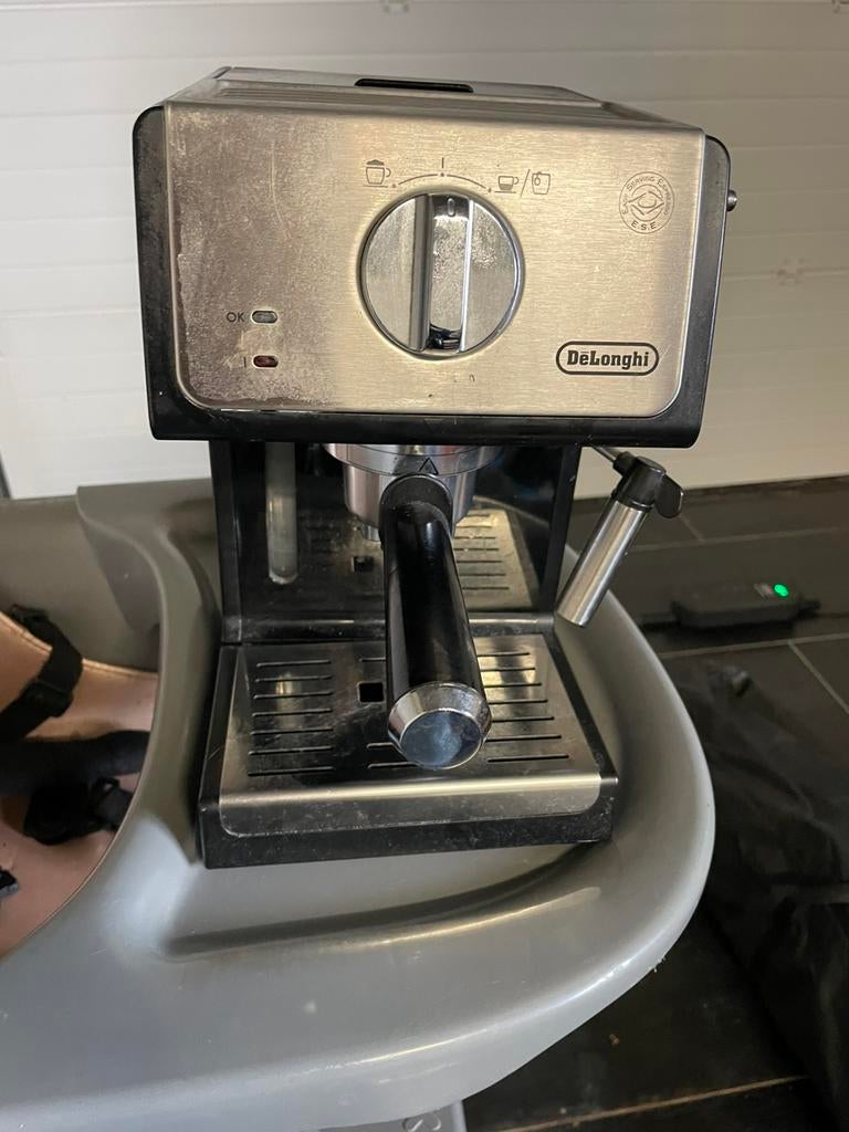 Delonghi espressomachine met melkopschuimer, Elektronische apparatuur, Koffiezetapparaten, Ophalen, Zo goed als nieuw, Gemalen koffie