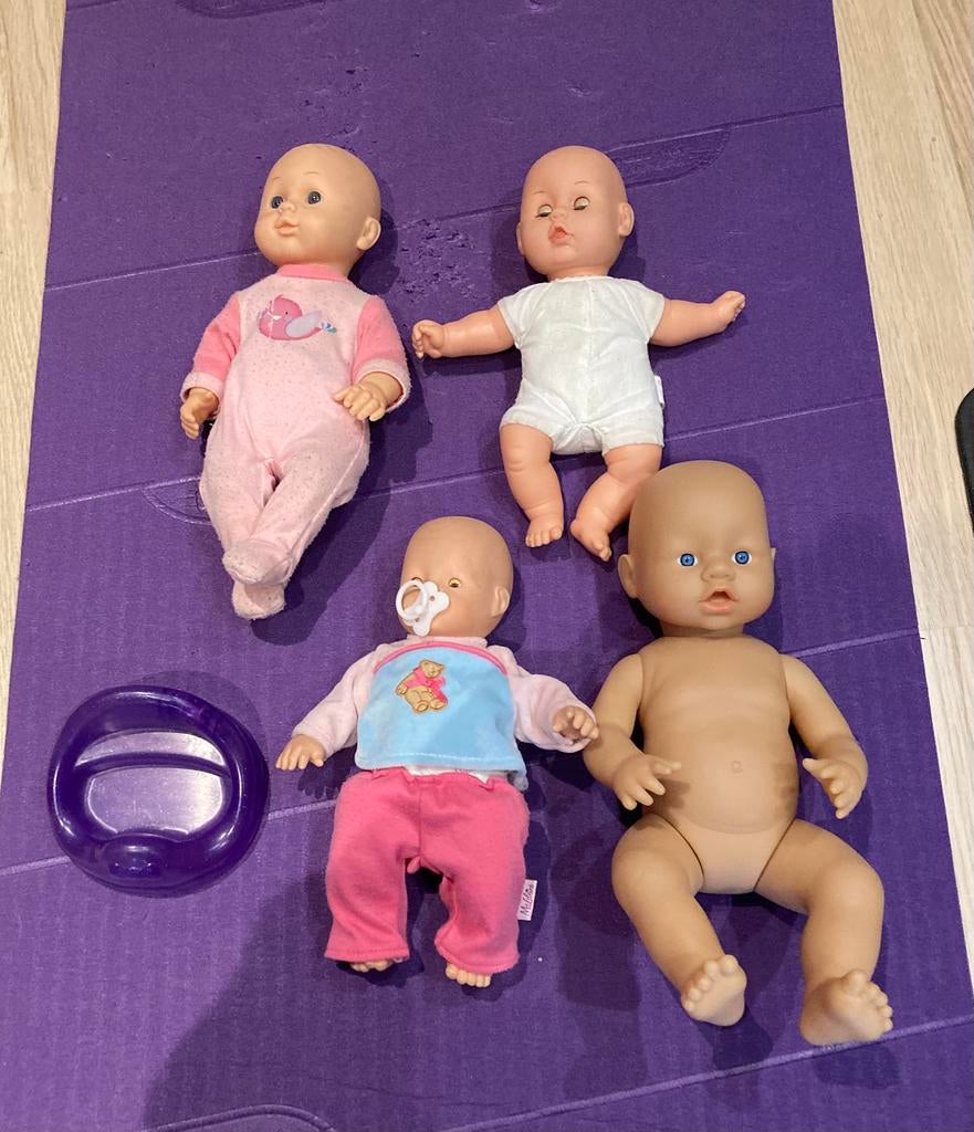 4 poppen met wiegje, badje, kledij en accessoires, Kinderen en Baby's, Speelgoed | Poppen, Gebruikt, Babypop, Ophalen