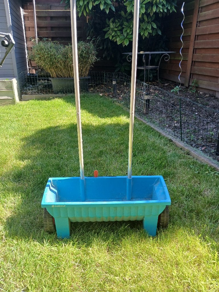 Gardena grasstrooier, Ophalen