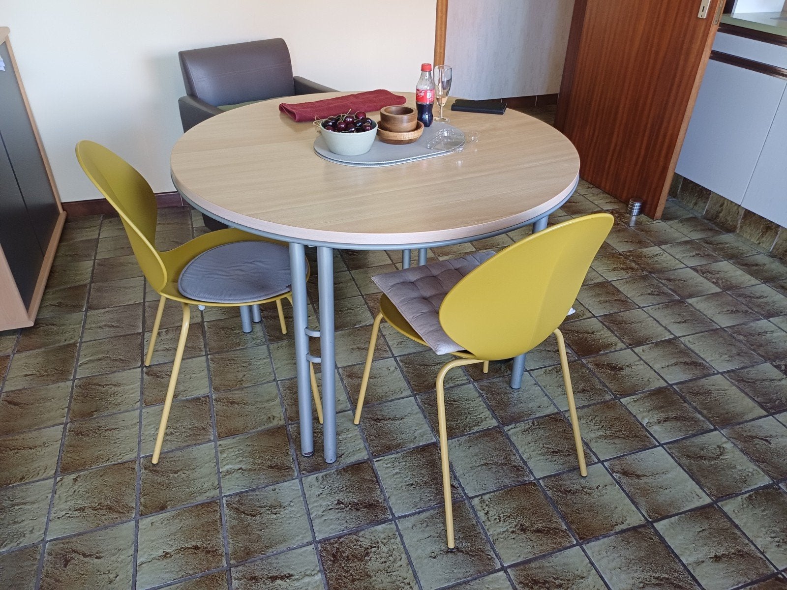 Tafel en stoelen, Ophalen