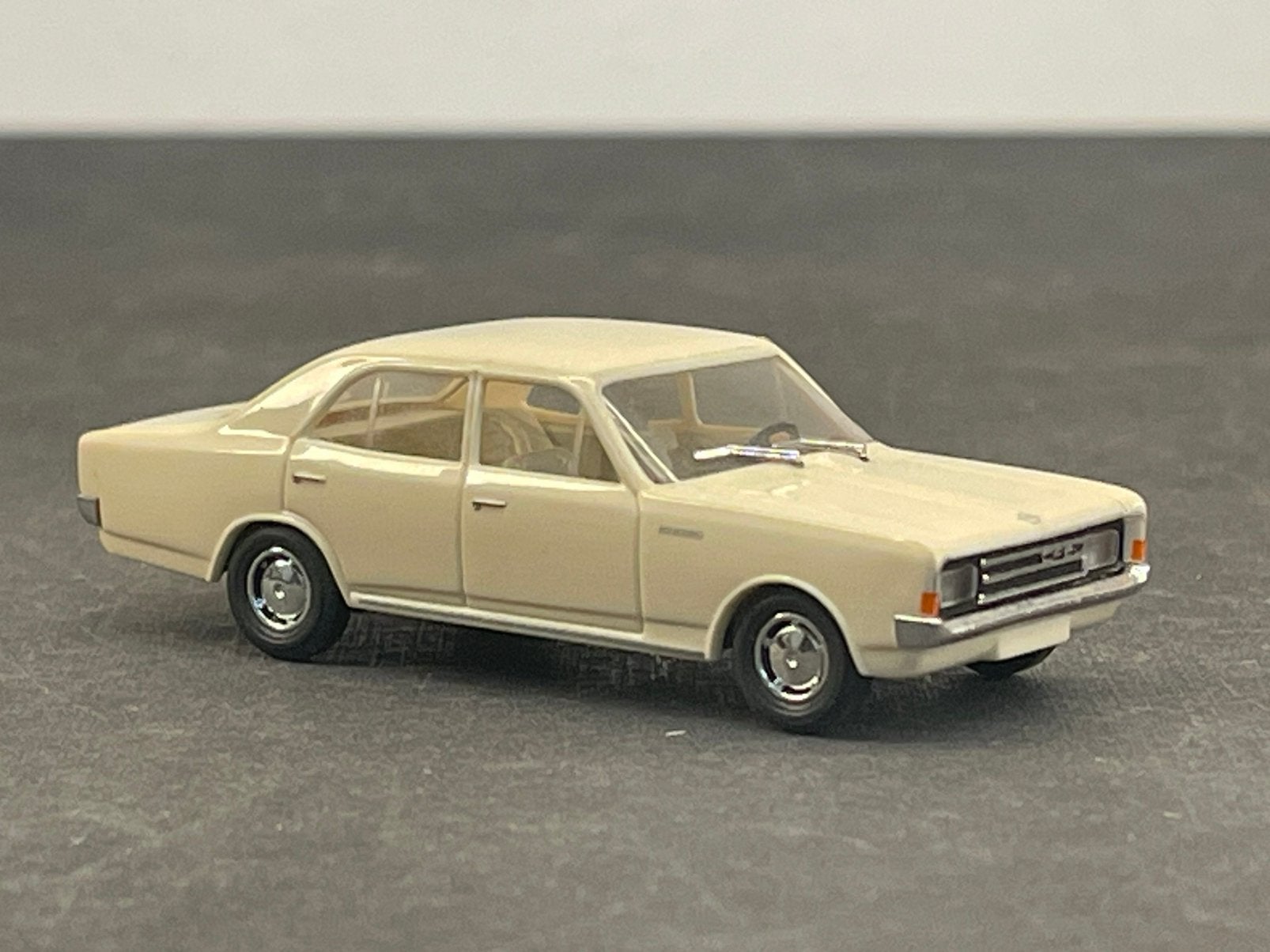 Busch Opel Rekord C sedan beige 1:87, Ophalen of Verzenden, Zo goed als nieuw, Auto, Brekina