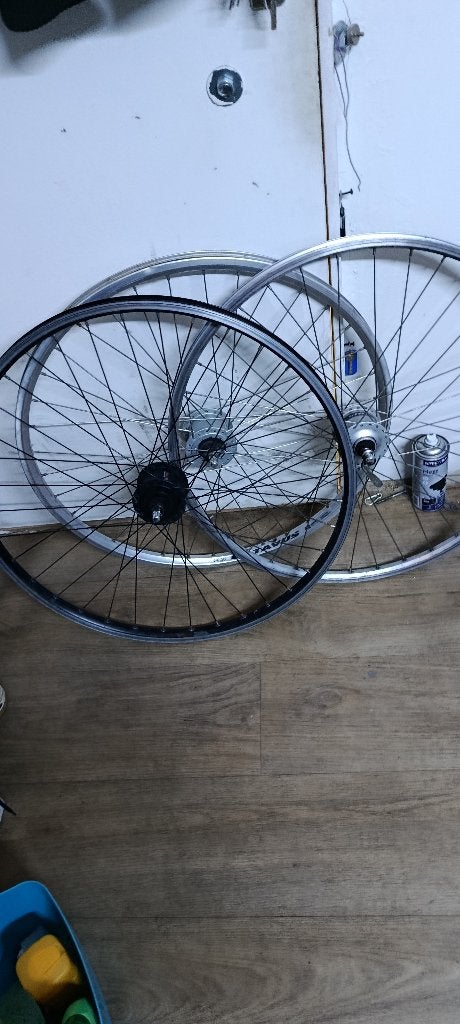 Roue avant de 28 pouces avec dynamo intégrée, Enlèvement ou Envoi, Comme neuf, Roue