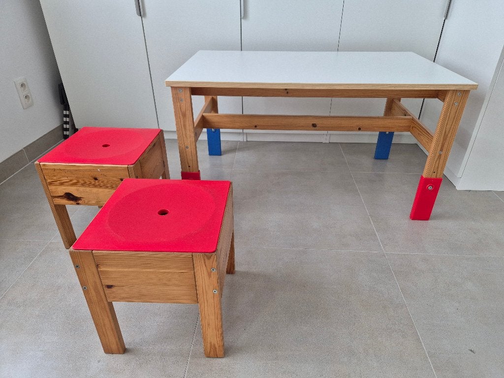 Kindertafel + 2 krukjes, Kinderen en Baby's, Ophalen, Gebruikt, Tafel(s) en Stoel(en)