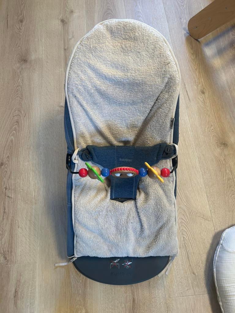 BabyBjörn wipstoel + speelboog + hoes, Kinderen en Baby's, Wipstoeltjes, Ophalen, Zo goed als nieuw, Wipstoel