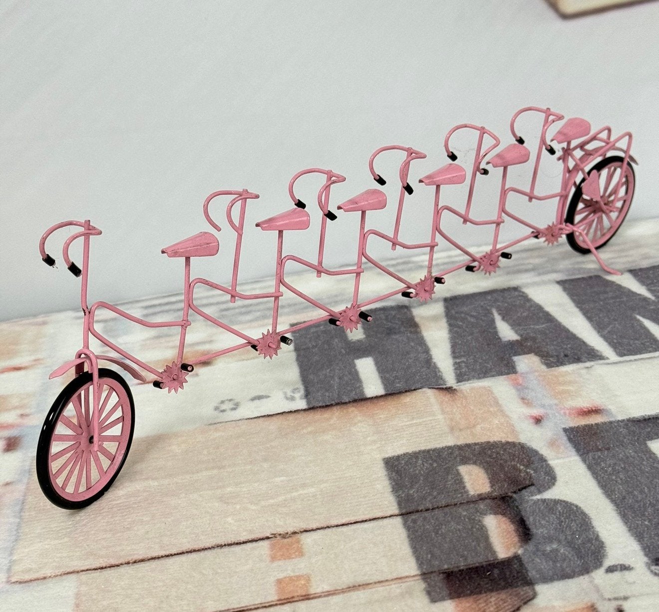 Vélo miniature rose tandem à 6 places rare et antique 1960, Enlèvement ou Envoi