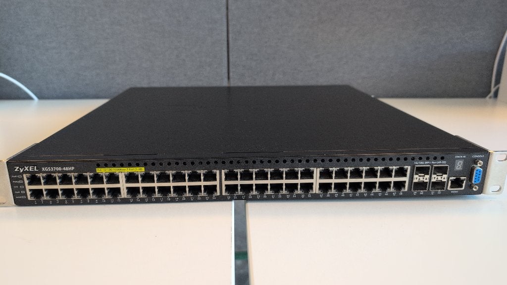 Zyxel XGS3700-48HP Stackable PoE Switch met 10GbE Uplink, Computers en Software, Netwerk switches, Ophalen of Verzenden, Gebruikt